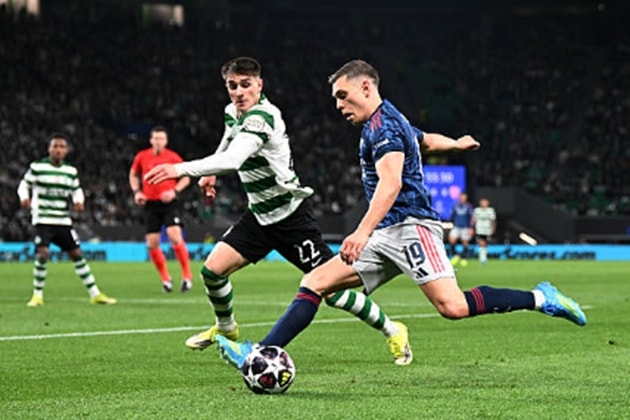 Leandro Trossard gặp khó khăn trước hàng thủ lùi sâu của Sporting