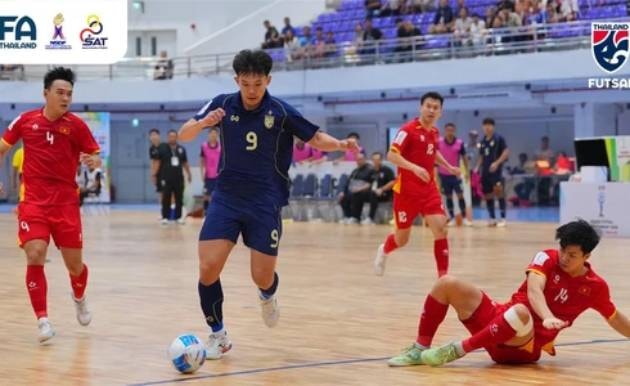 Futsal Việt Nam thất bại trước Thái Lan và sẽ gặp Indonesia tại bán kết.