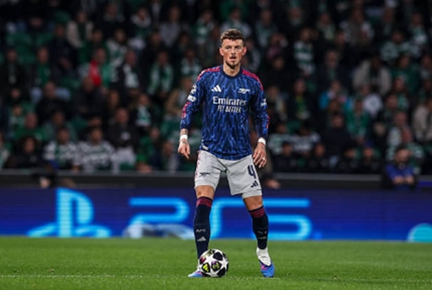 Hậu vệ Ben White duy trì sự kỷ luật bên hành lang cánh phải