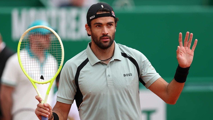 Matteo Berrettini ăn mừng chiến thắng áp đảo trước Daniil Medvedev tại Monte Carlo