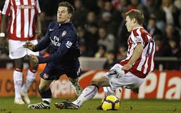 Ramsey dính chấn thương nặng vì pha tắc bóng của cầu thủ Stoke City năm 2010.