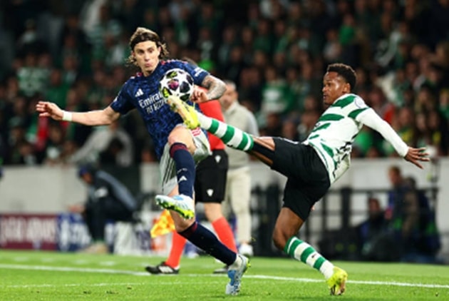 Riccardo Calafiori vất vả đối đầu với các mũi tấn công tốc độ