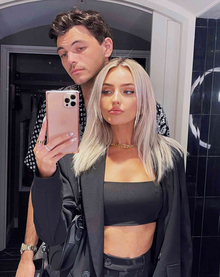 Hình ảnh Morgan Riddle rạng rỡ bên cạnh Taylor Fritz