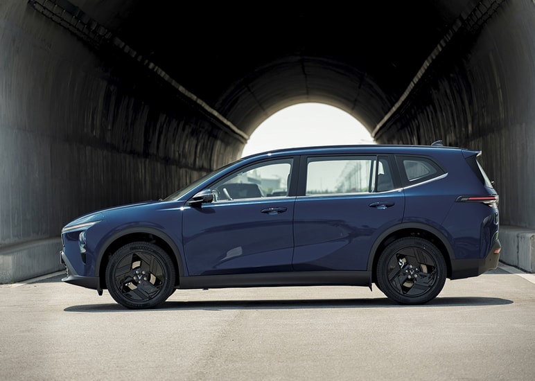 VinFast VF MPV 7 vận hành trên đường với khả năng tăng tốc mượt mà