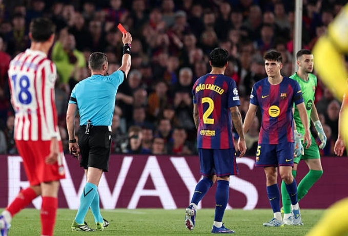 Pau Cubarsi nhận thẻ đỏ trong trận đấu với Atletico Madrid