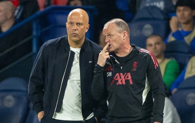 Arne Slot đã gây bất ngờ khi tung hàng phòng ngự 5 người.