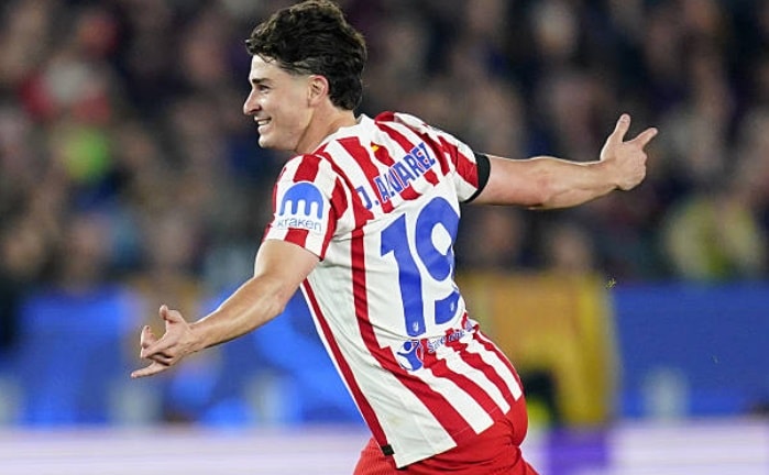 Julian Alvarez ăn mừng bàn thắng vào lưới Barcelona tại Champions League.