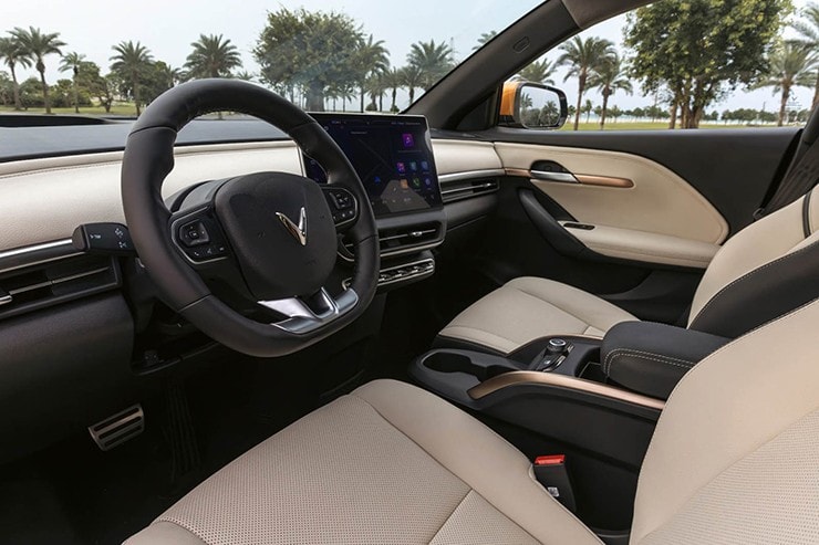 Khoang lái tối giản với màn hình trung tâm cỡ lớn hướng về người dùng