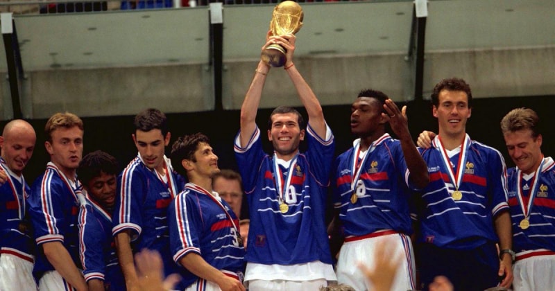 Zinedine Zidane nâng cao cúp vàng World Cup 1998 trên sân nhà.