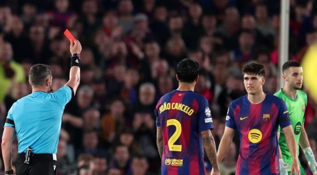 Thẻ đỏ mà Pau Cubarsi phải nhận là tình huống bước ngoặt.