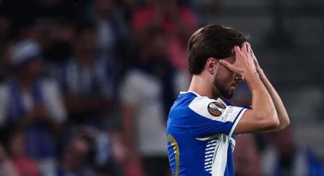 Hậu vệ Martim Fernandes của Porto mắc sai lầm dẫn đến bàn phản lưới nhà.