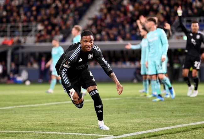 Ezri Konsa đánh đầu ghi bàn mở tỷ số cho Aston Villa.