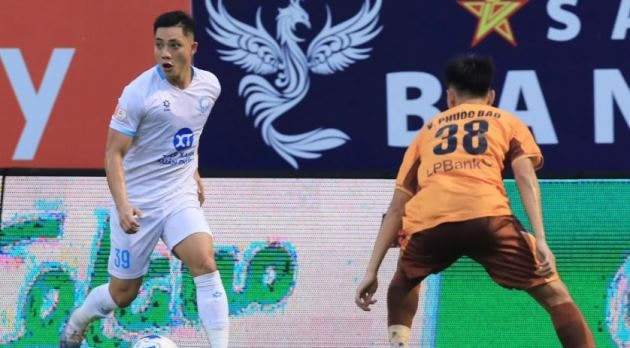 Các cầu thủ HAGL tập luyện chuẩn bị cho trận đấu khó khăn tại sân Thiên Trường.