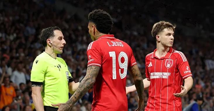 Tiền đạo Igor Jesus bị từ chối bàn thắng sau quyết định của VAR.