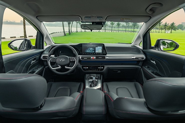 Khoang lái hiện đại với màn hình giải trí trung tâm cỡ lớn