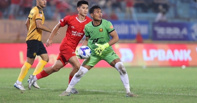 Các cầu thủ Thanh Hóa nỗ lực phòng ngự trước sức ép từ đội chủ nhà Viettel