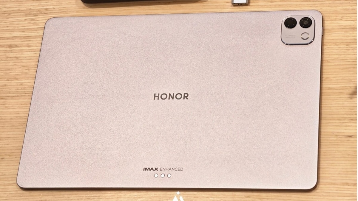 Mặt lưng với cụm camera dạng vòng của HONOR MagicPad 3 Pro