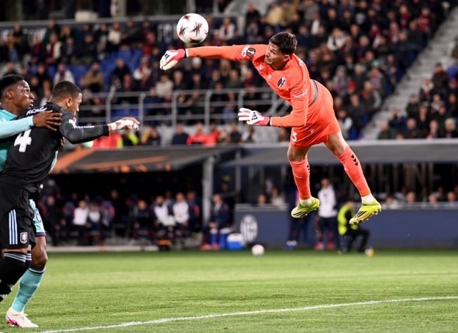 Ezri Konsa ăn mừng bàn thắng từ một tình huống phối hợp đá phạt cố định.