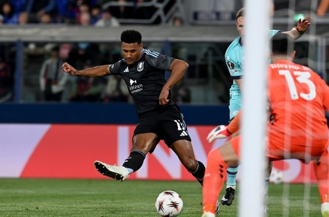 Ollie Watkins ăn mừng cú đúp bàn thắng vào lưới Bologna.