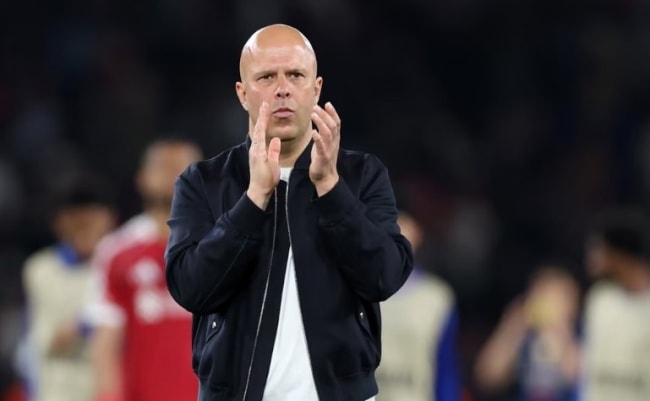 Arne Slot đối mặt áp lực lớn tại Liverpool trước vòng 32 Ngoại hạng Anh.