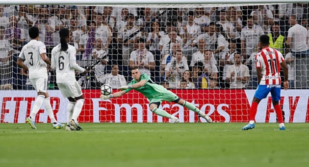 Andriy Lunin đã nỗ lực nhưng không thể ngăn cản cú dứt điểm hiểm hóc của Lemar.