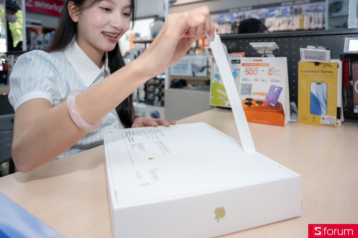 Khách hàng trải nghiệm và mua sắm MacBook Neo tại cửa hàng