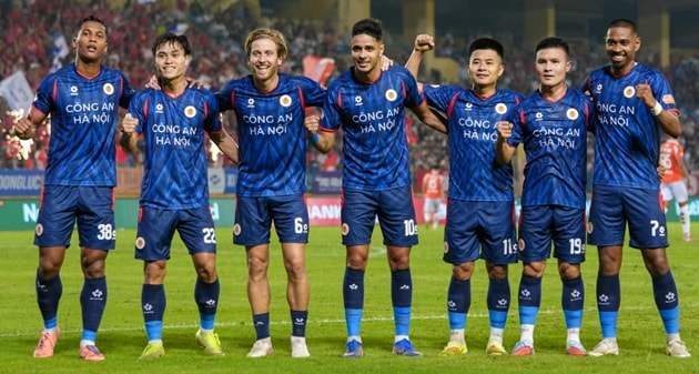 Công an Hà Nội đang băng băng về đích tại V-League.