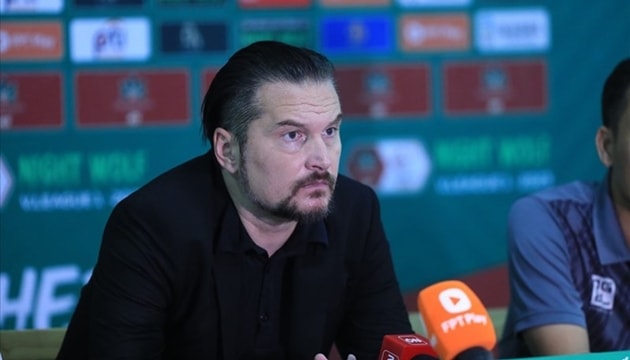 Sự cá tính của HLV Popov tiếp tục gây tranh cãi tại V-League.