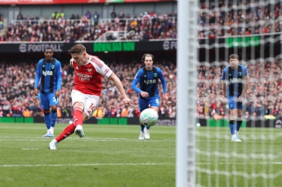 Gyokeres ghi bàn trên chấm 11 mét.