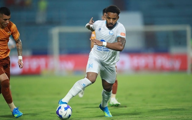 Nguyễn Xuân Son phản ứng sau khi bị từ chối quả phạt đền trong trận gặp HAGL