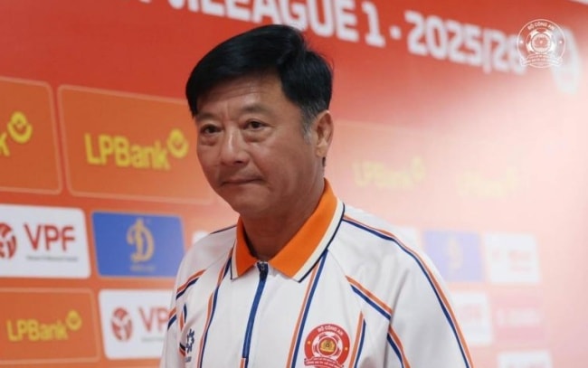 HLV Huỳnh Đức động viên Tiến Linh.