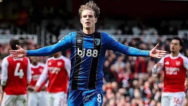 Tiền vệ Alex Scott tỏa sáng rực rỡ trong màu áo Bournemouth