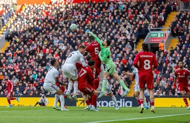 Thủ thành Mamardashvili duy trì sự tập trung cao độ trong suốt trận đấu.