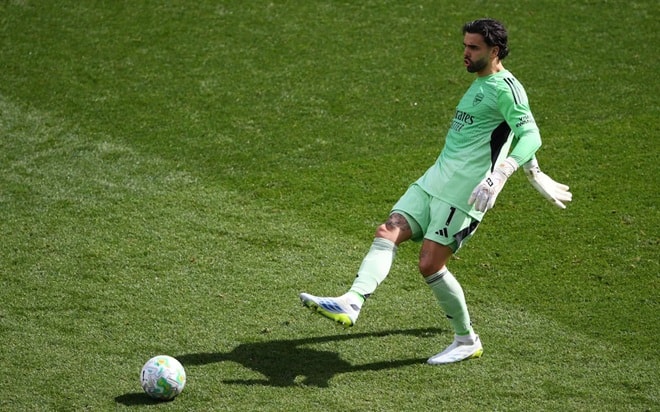 Thủ môn Arsenal lại chơi mạo hiểm hơn tiền đạo.