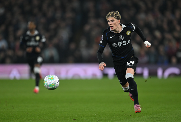 Garnacho thể hiện sự thất vọng trên sân thi đấu.