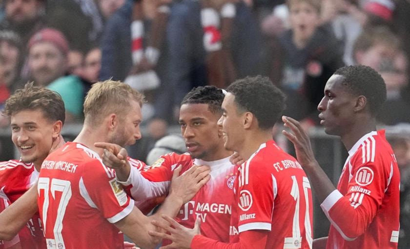 Các cầu thủ Bayern Munich ăn mừng bàn thắng vào lưới St. Pauli