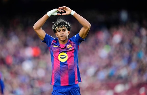Lamine Yamal ăn mừng bàn thắng trong trận derby với Espanyol tại La Liga.