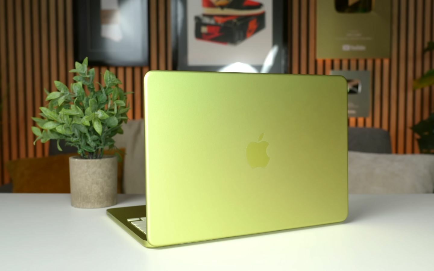 Logo Apple dạng mờ trên mặt lưng MacBook Neo tạo điểm nhấn sang trọng và khác biệt