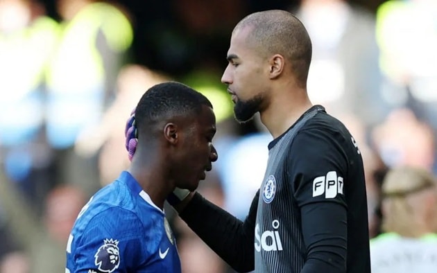 Moises Caicedo thất vọng sau sai lầm dẫn đến bàn thua