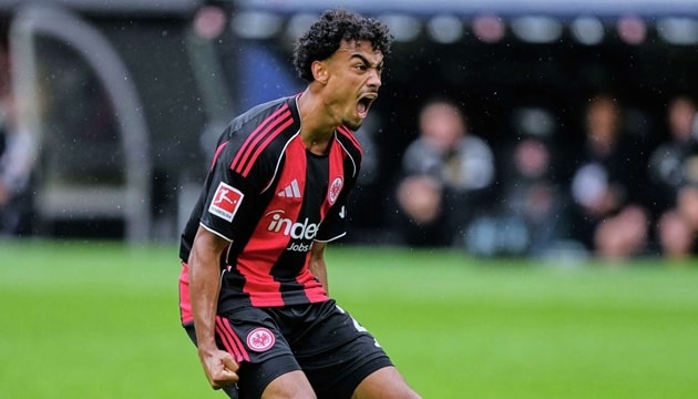 Nathaniel Brown là phương án trẻ trung và an toàn hơn cho vị trí hậu vệ trái.