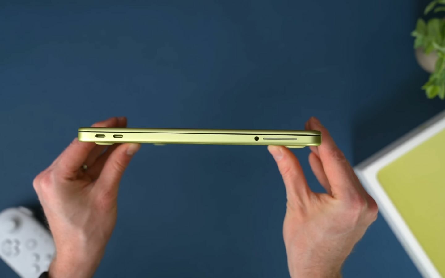 Hai cổng kết nối USB-C trên MacBook Neo với các chuẩn tốc độ khác nhau