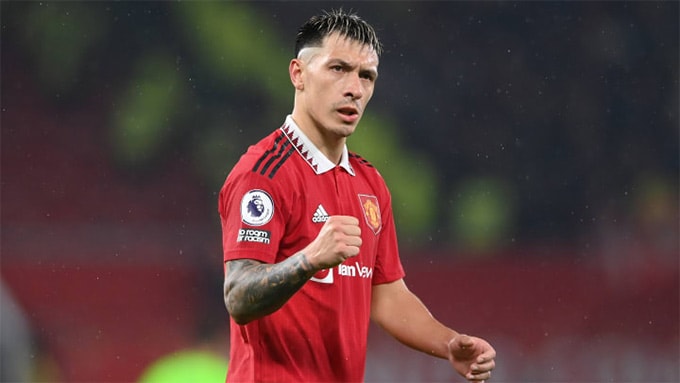 Sự trở lại của Lisandro Martinez tạo ra sự cạnh tranh lớn ở vị trí trung vệ Manchester United.