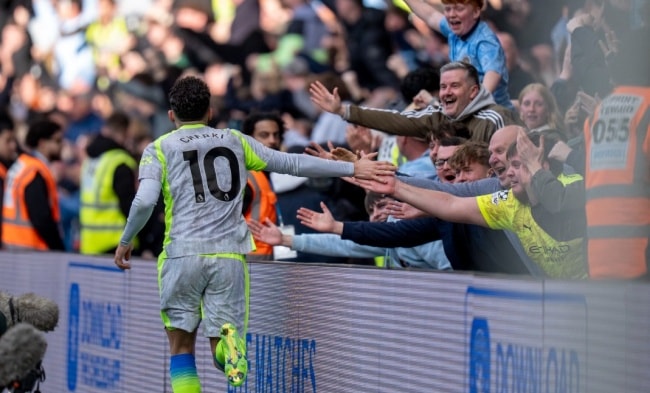 Rayan Cherki trình diễn kỹ thuật thượng thặng trước các cầu thủ Chelsea.