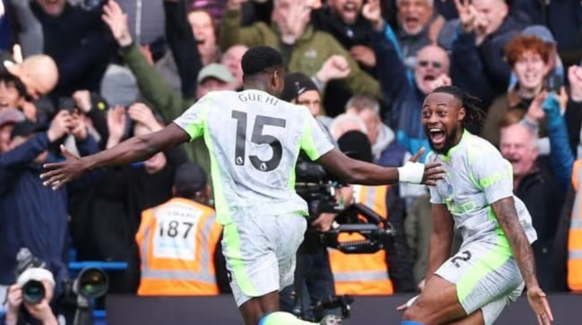 Man City nhấn chìm Chelsea tại Stamford Bridge.