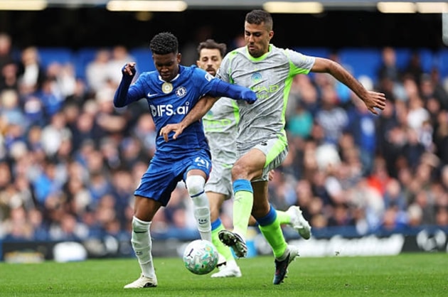 Tài năng trẻ Estevao mất tích trước hàng phòng ngự Man City