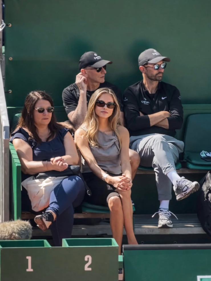 Hasanovic luôn dõi theo từng pha bóng của bạn trai