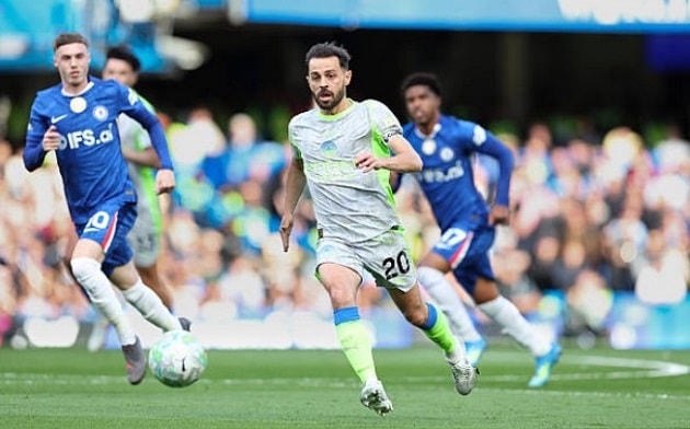 Chiến thắng trước Chelsea giúp Man City thu hẹp khoảng cách với Arsenal chỉ còn 6 điểm.