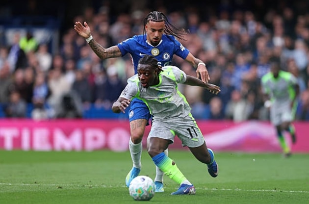 Malo Gusto nỗ lực ngăn chặn Jeremy Doku bên hành lang cánh phải