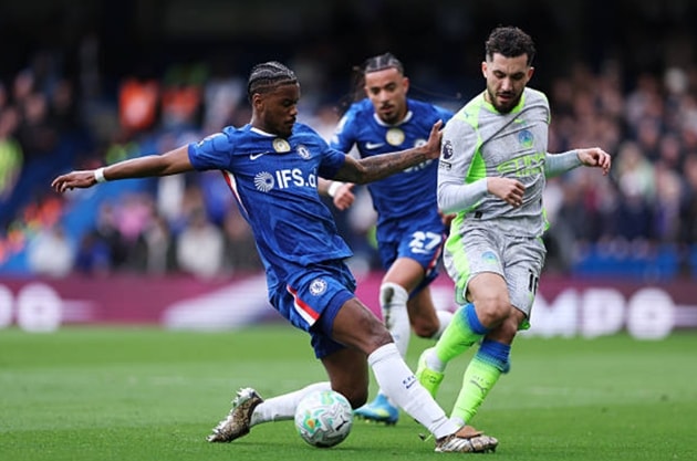 Trung vệ trẻ Jorrel Hato trong tình huống luân chuyển bóng từ tuyến dưới