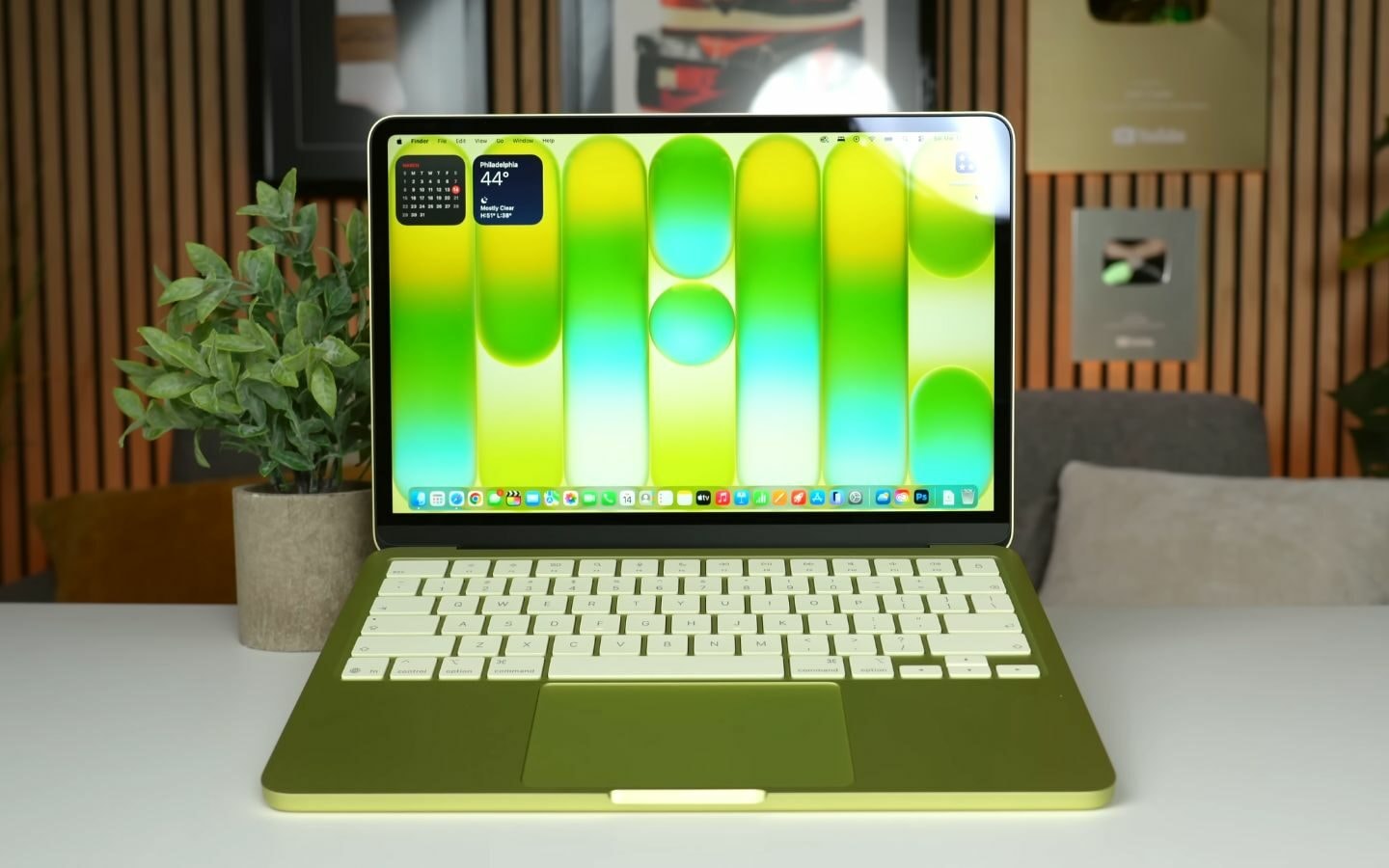 Màn hình Retina 13 inch trên MacBook Neo cho màu sắc tự nhiên và độ sáng cao